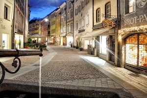 fontana, strada, via, luci, acqua, finestre, negozi, vetrine, case, sera, insegne, piante, bar, porte, ombrelloni, insegna, cielo, lampioni, vasi
