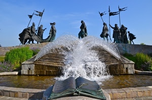 fontana, acqua, libro, statue, bandiere, zampilli, monumento, cielo, stendardi, verde, spruzzi, azzurro, piante